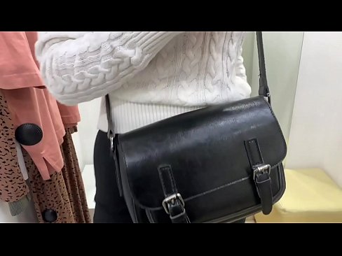 ❤️ 試着室でディルドを使った若い雌犬フェラルベリーの公開オナニー ❤️❌ ファッキングビデオ ❌️